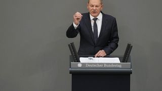 El canciller alemán, Olaf Scholz, pronuncia su discurso durante un debate en el Bundestag en el en Berlín, Alemania, el 1 de junio de 2022. 