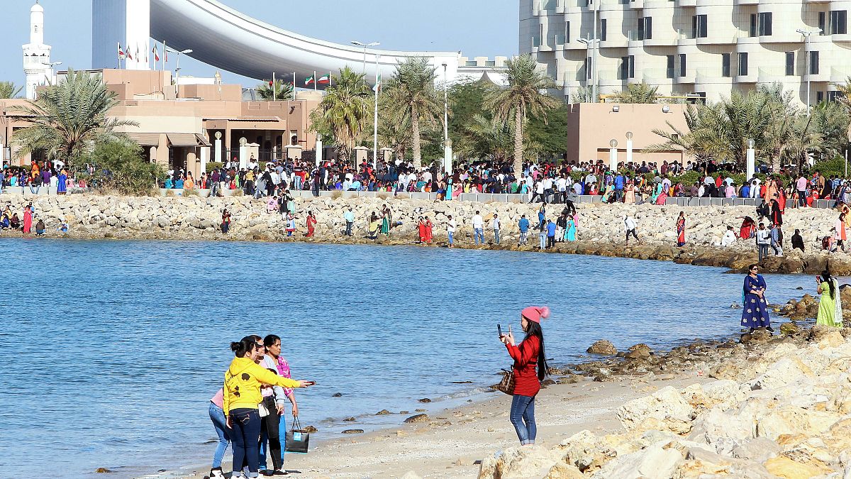 مسيحيون يقضون يوم عيد الميلاد على الشاطئ في مدينة الكويت، في 25 ديسمبر 2019.