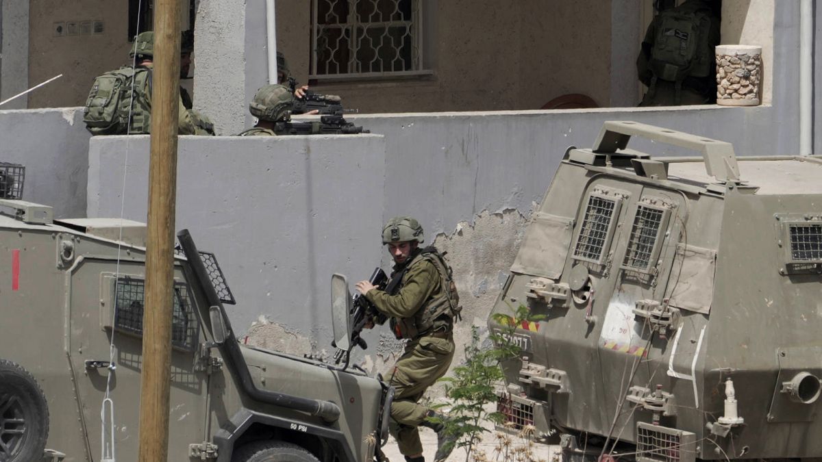 جنود إسرائيليون ينفذون عملية في مدينة جنين بالضفة الغربية المحتلة في 13 مايو 2022.