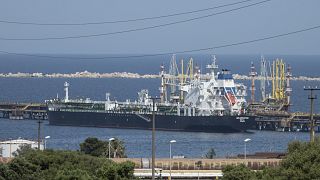 Olasz olajszállító hajó a Lukoil szicíliai olajfinomítójánál