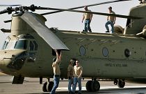 مهندسان شرکت بوئینگ مشغول کار روی هلیکوپتر شینوک سی ساخت آمریکا.