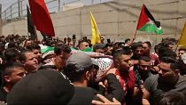 Centenares de palestinos en un funeral por la periodista asesinada en la Cisjordania ocupada el 1 de junio de 2022