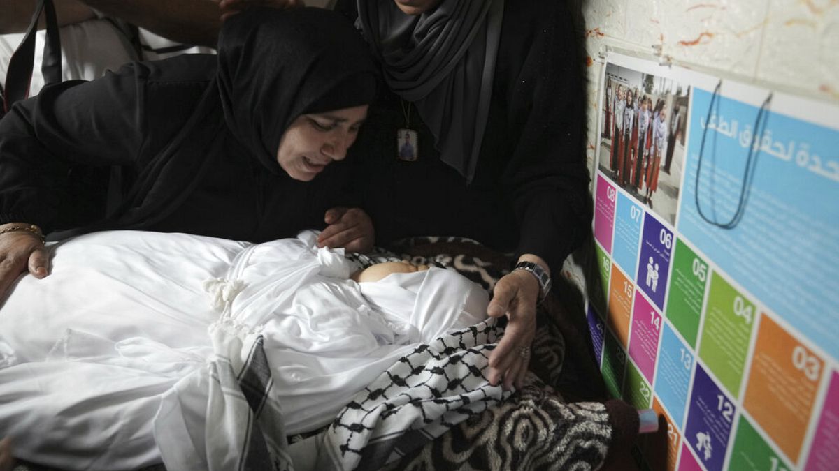 Eine Frau trauert um Ghafran Warasna, die von israelischen Sicherheitskräften bei Hebron im Westjordanland erschossen wurde, 01.06.2022