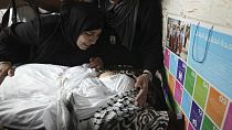 Eine Frau trauert um Ghafran Warasna, die von israelischen Sicherheitskräften bei Hebron im Westjordanland erschossen wurde, 01.06.2022
