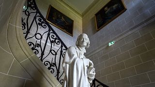تمثال  الكاتب والفيلسوف الفرنسي الشهير فولتير