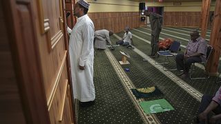 إمام يؤذن في مركز أبو بكر الصديق الإسلامي في مدينة مينابولوس الأمريكية