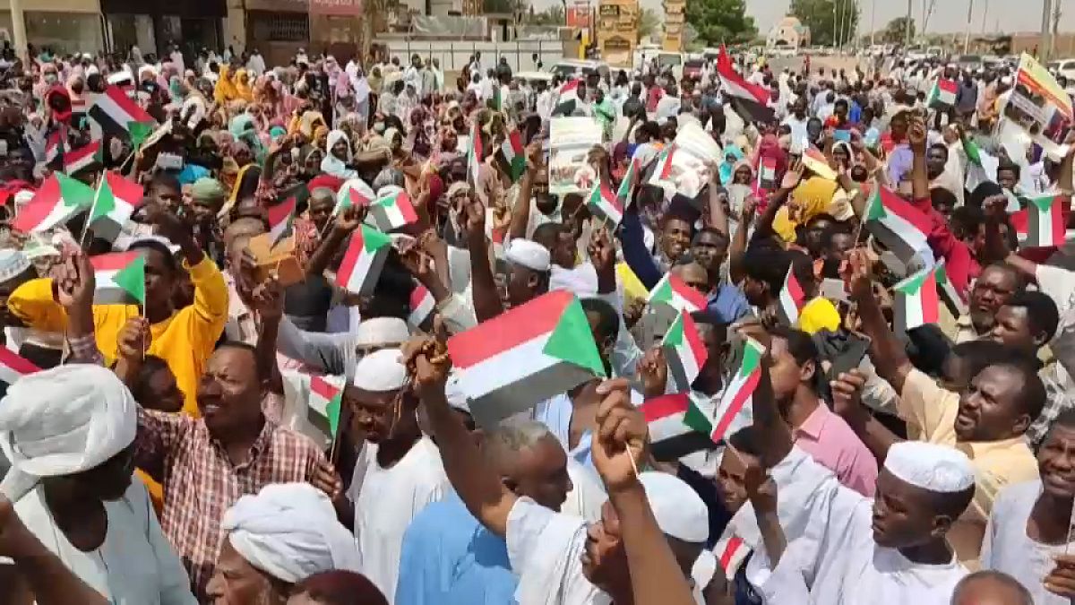 سودانيين يتظاهرون للمطالبة بطرد ممثل الأمم المتحدة