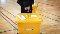 Eleitor deposita voto no referendo desta quarta-feira na Dinamarca