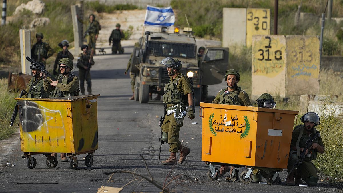 جنود من الجيش الإسرائيلي في مواجهة مع الفلسطينيين في مدينة البيرة 