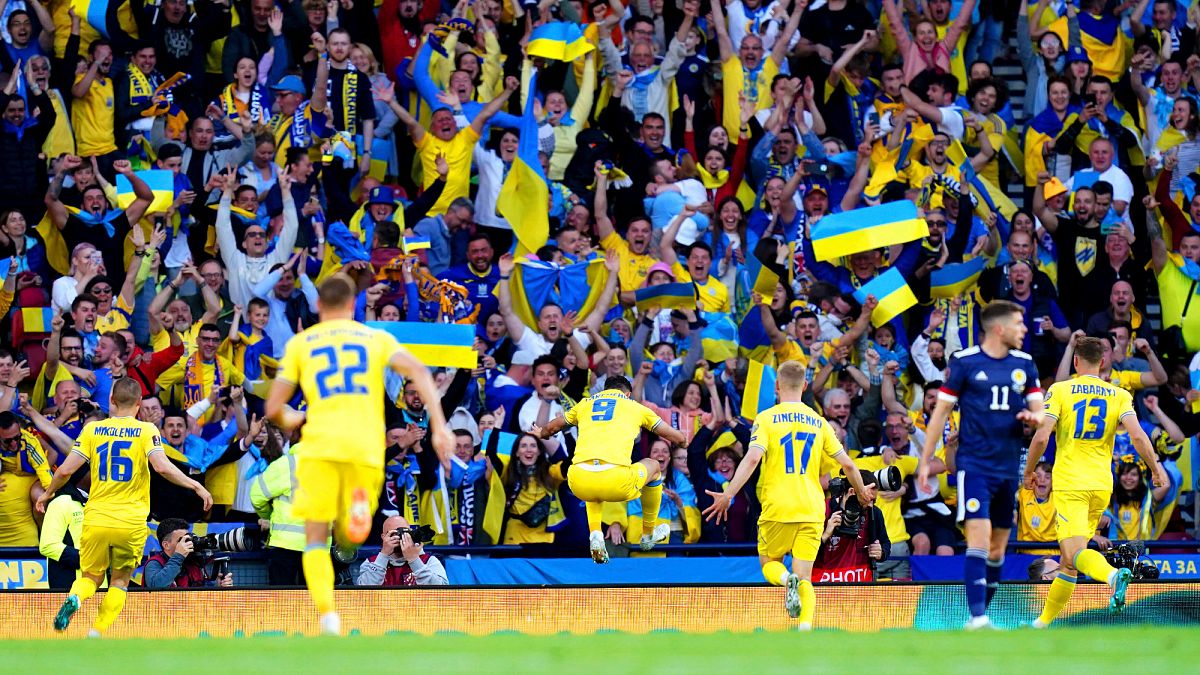 Benfiquista Roman Yaremchuck celebra o segundo golo da Ucrânia