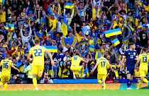 In Glasgow gab es eine beeindruckend große ukrainische Fankurve. Hier jubelt sie über das 2:0