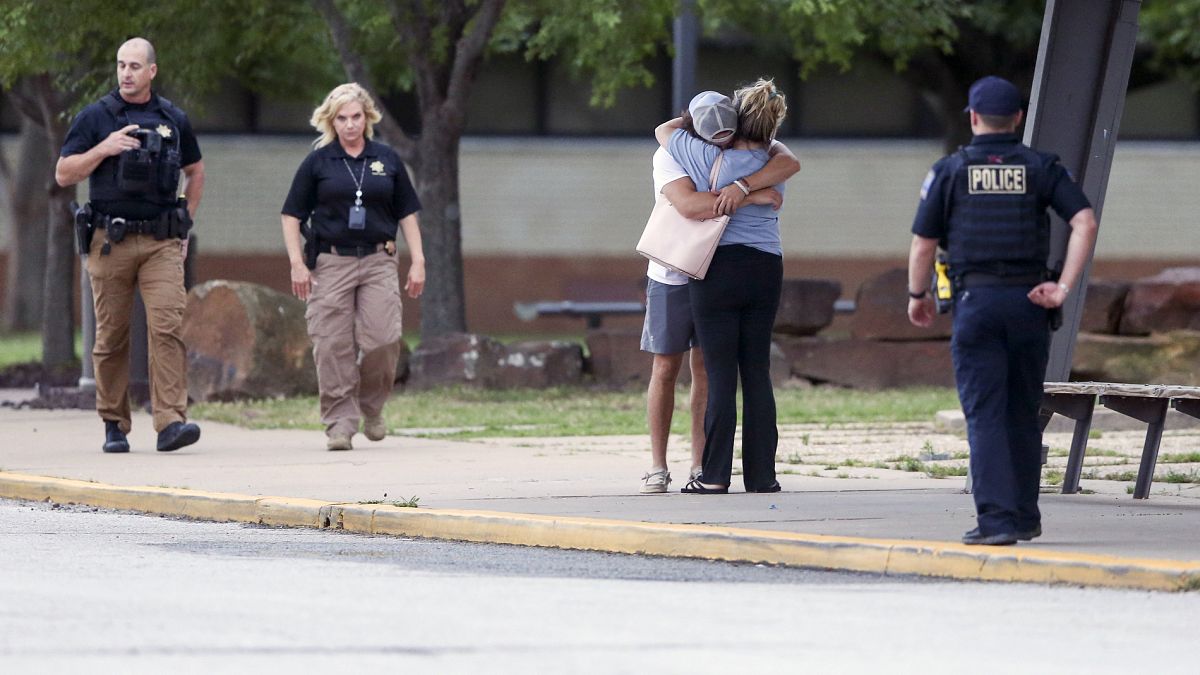 Polícia e civis no exterior do hospital de Tulsa após o tiroteio