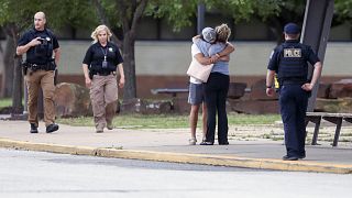 Dos personas se abrazan en las cercanías del hospital de Saint Francis, en Tulsa, tras el tiroteo.