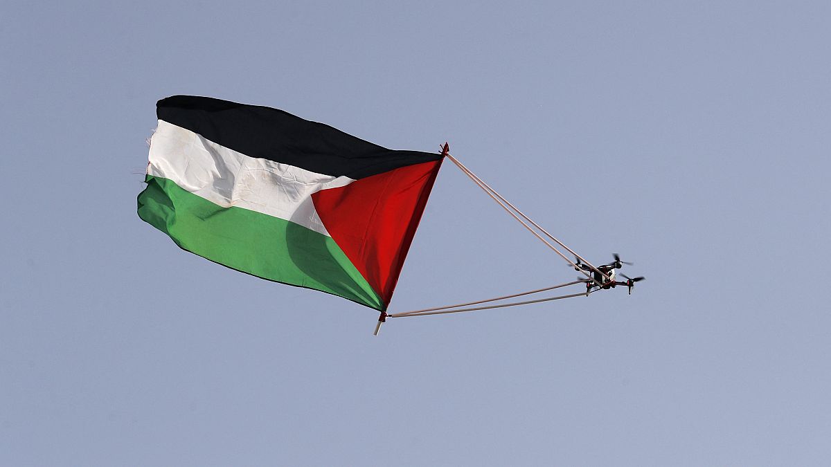 علم فلسطيني معلق على طائرة مدنية بدون طيار يرفرف فوق القدس في 29 مايو/أيار 2022