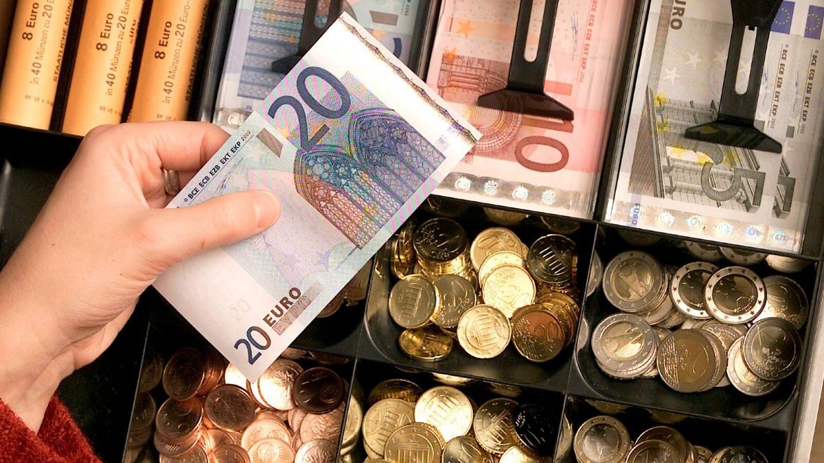Des pièces et des billets en euros sont présentés dans un magasin de Duisbourg, en Allemagne, le 29 décembre 2001..