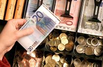 Monedas y billetes de euro en una tienda de Duisburgo, Alemania, el 29 de diciembre de 2001.