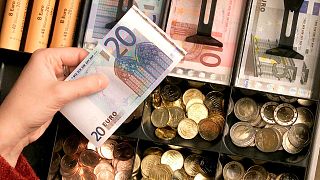 Monedas y billetes de euro en una tienda de Duisburgo, Alemania, el 29 de diciembre de 2001.