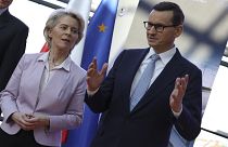 El primer ministro de Polonia, Mateusz Morawiecki y la presidenta de la Comisión Europea, Ursula von der Leyen en Polonia, el jueves 2 de junio de 2022.