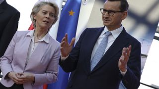 El primer ministro de Polonia, Mateusz Morawiecki y la presidenta de la Comisión Europea, Ursula von der Leyen en Polonia, el jueves 2 de junio de 2022.