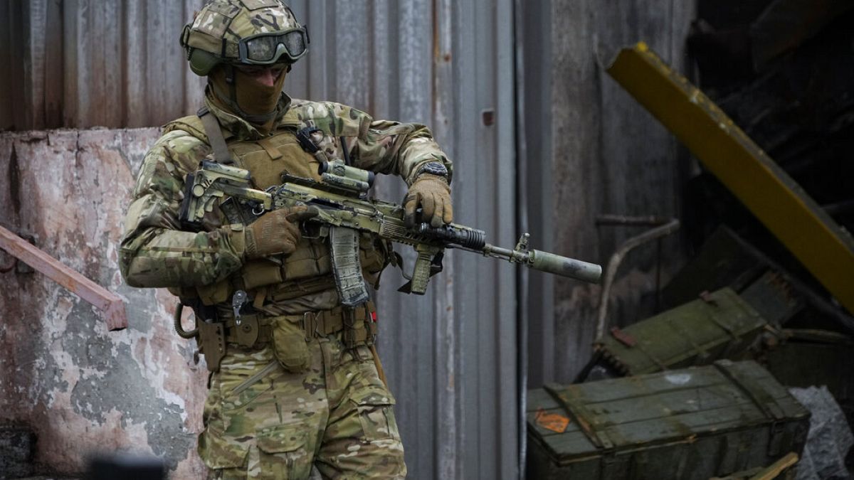 Ein russischer Soldat läuft durch eine Fabrik in Mariupol. Das Foto entstand während einer vom russischen Verteidigungsministerium organisierten Reise. 