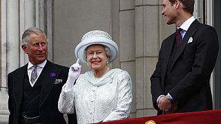 Die Queen mit Thronfolger Charles und Prinz William (Archiv)
