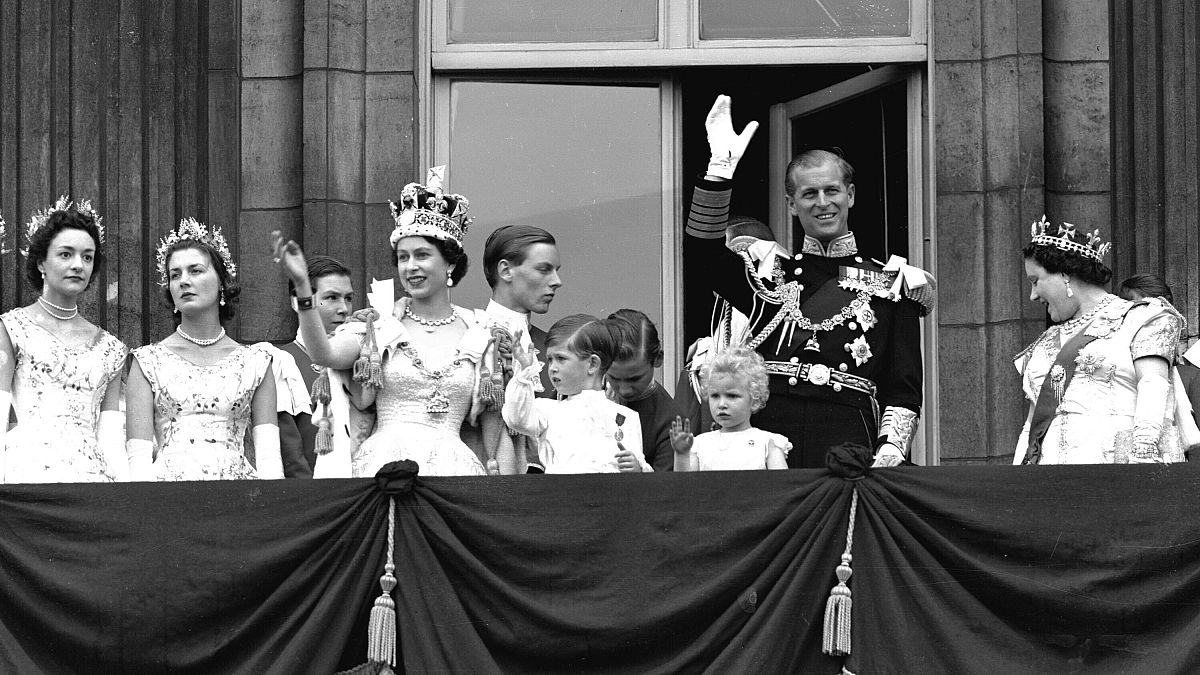 Елизавета II приветствует собравшихся у Букингемского дворца после коронации 2 июня 1953