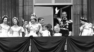 Елизавета II приветствует собравшихся у Букингемского дворца после коронации 2 июня 1953