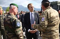 دیدار چارلز فرایز معاونت سرویس اقدام خارجی اروپا برای سیاست مشترک  امنیتی و دفاعی و واکنش به بحران از یک تمرین مشترک نظامی در بوتمیر نزدیکی سارایوو، بوسنی .