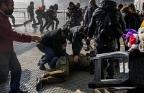 Bei den Protesten in Santiago werden zwei Polizisten verletzt.