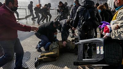 Bei den Protesten in Santiago werden zwei Polizisten verletzt.