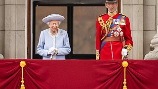 Elizabeth II et le duc de Kent depuis le balcon du Palais de Buckingham (2 juin 2022)