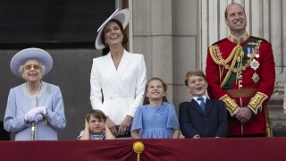 Королева Елизавета II, принц Уильям, герцогиня Кембриджская Кейт, их дети принцы Джордж, Луи и принцесса Шарлотта на балконе Букингемского дворца, 2 июня 2022 года