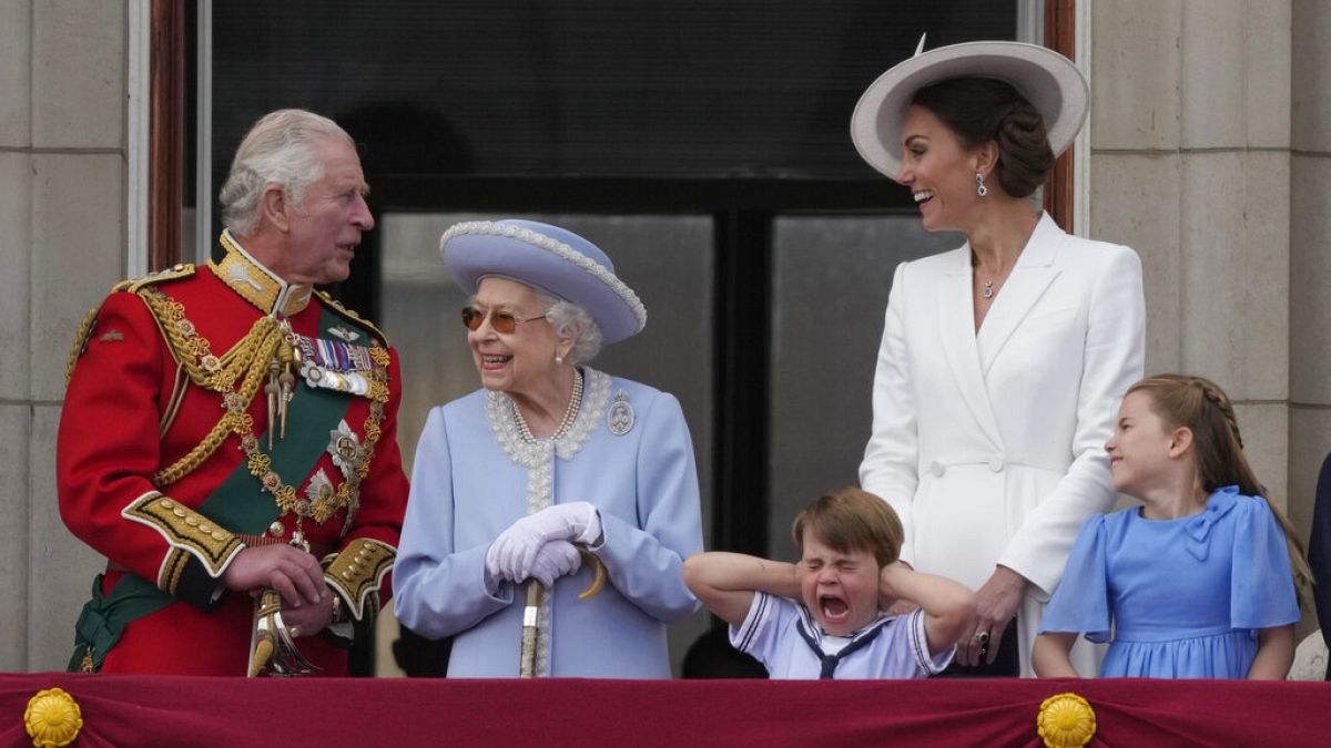 Ο πρίγκιπας Κάρολος, η βασίλισσα Ελισάβετ, ο πρίγκιπας Λούις, η δούκισσα Κέιτ και η πριγκίπισσα Σάρλοτ