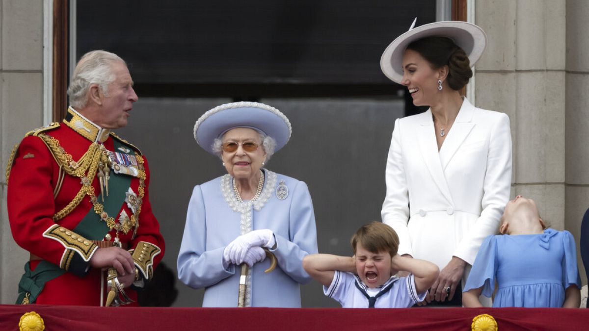Die Queen neben Prinz Charles und ihrer Schwiegertochter