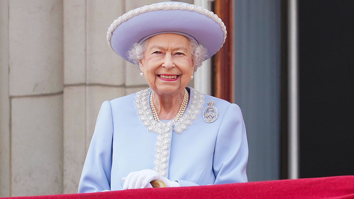 II: Erzsébet a Buckinghma-palota erkélyéről nézi a tiszteletére rendezett felvonulást és katonai díszszemlét