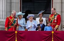 Queen Elizabeth II. im engsten Familienkreis auf dem Balkon des Buckingham Palace, 02.06.2022