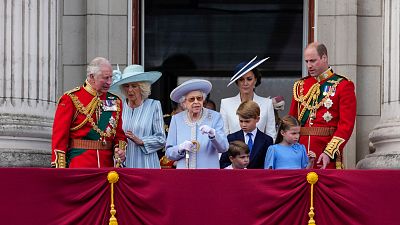 Queen Elizabeth II. im engsten Familienkreis auf dem Balkon des Buckingham Palace, 02.06.2022