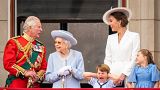 Kraliçe'ye sarayı korumakla görevli İskoç Muhafızları Komutanı aynı zamanda kraliçenin kuzeni olan Kent Dükü Prens Edward eşlik etti