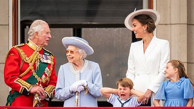 Kraliçe'ye sarayı korumakla görevli İskoç Muhafızları Komutanı aynı zamanda kraliçenin kuzeni olan Kent Dükü Prens Edward eşlik etti