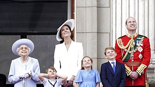 La reina Isabel II, Kate, duquesa de Cambridge, el príncipe Luis, la princesa Carlota, el príncipe Jorge y el príncipe Guillermo observan desde el balcón de Buckingham Palace.