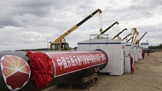 Munkások ünnepségen gyűlnek össze, hogy megkezdjék a Kína-Oroszország Keleti Útvonal földgázvezeték, más néven Szibéria hatalma törzsvezeték építését.