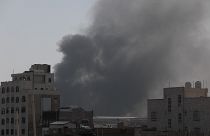 دخان يتصاعد من قاعدة عسكرية بعد قصفها بواسطة الطيران السعودي - صنعاء - أرشيف