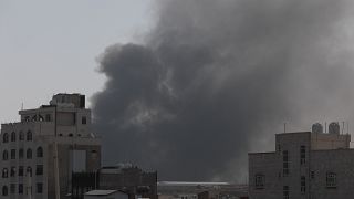 دخان يتصاعد من قاعدة عسكرية بعد قصفها بواسطة الطيران السعودي - صنعاء - أرشيف