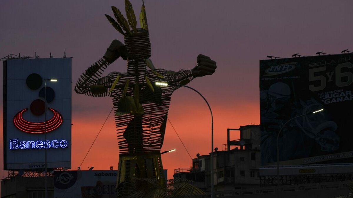Una escultura del héroe indígena venezolano Cacique Guaicaipuro se eleva sobre la carretera que lleva su nombre, antes conocida como la carretera Francisco Fajardo en Caracas