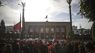  مظاهرة أمام البرلمان المغربي ضد ارتفاع الأسعار وإحياء ذكرى احتجاجات الربيع العربي 2011، في العاصمة الرباط، المغرب، 20 فبراير 2022