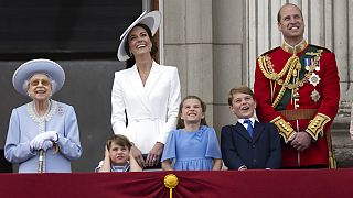 Elisabeth II ( à gauche) entourée de ses proches à Buckingham le 2 juin 2022