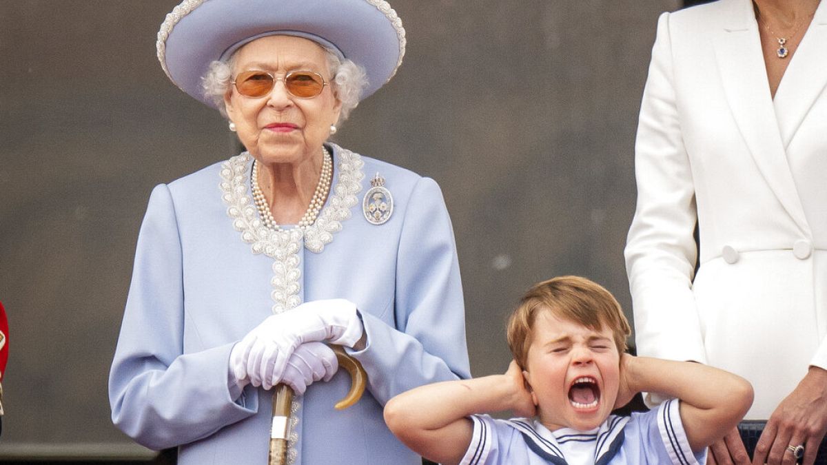 Die Queen und ihr Urenkel Prinz Louis auf dem Balkon bei Trooping the Colours Horse Guards Parade