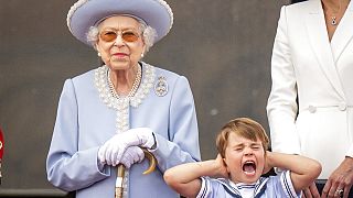 Die Queen und ihr Urenkel Prinz Louis auf dem Balkon bei Trooping the Colours Horse Guards Parade