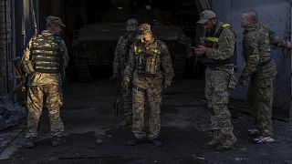Ukrán katonék egy elhagyott orosz harci járműnél Harkivnál