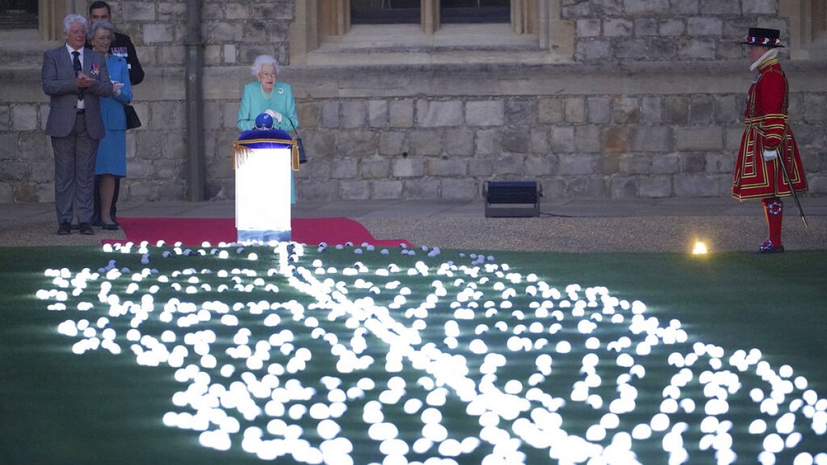 Die Queen gibt auf Schloss Windsor den Startschuss für Leuchtfeuer rund um den Globus